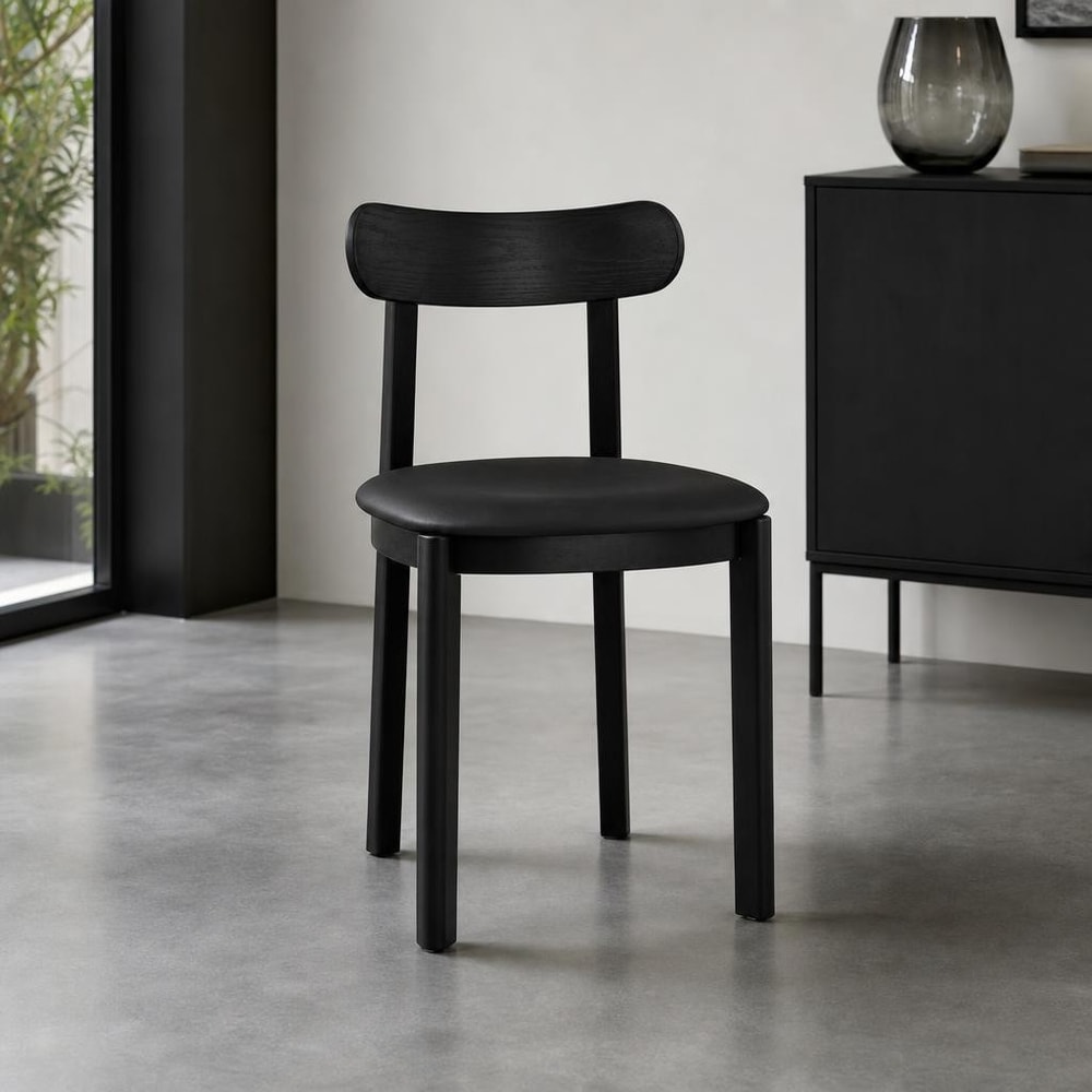 Silla de comedor negra con asiento tapizado