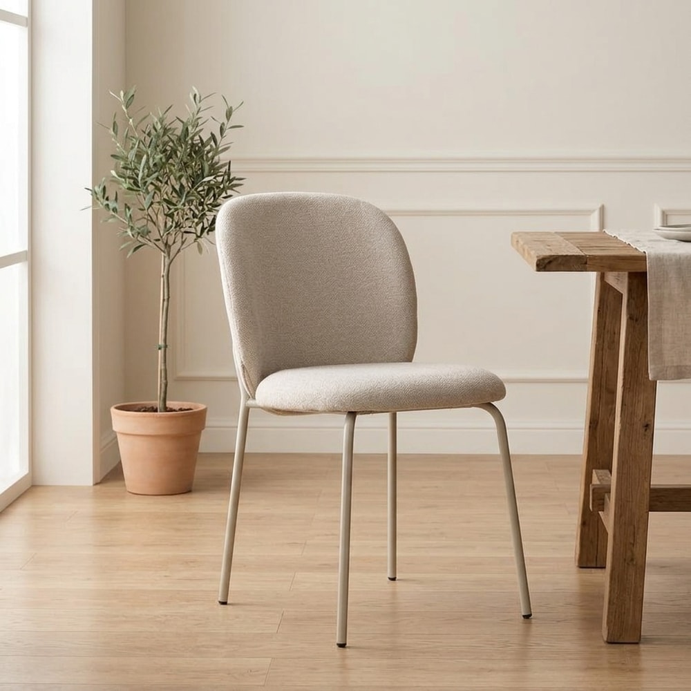 Silla de comedor tapizada beige con patas crema