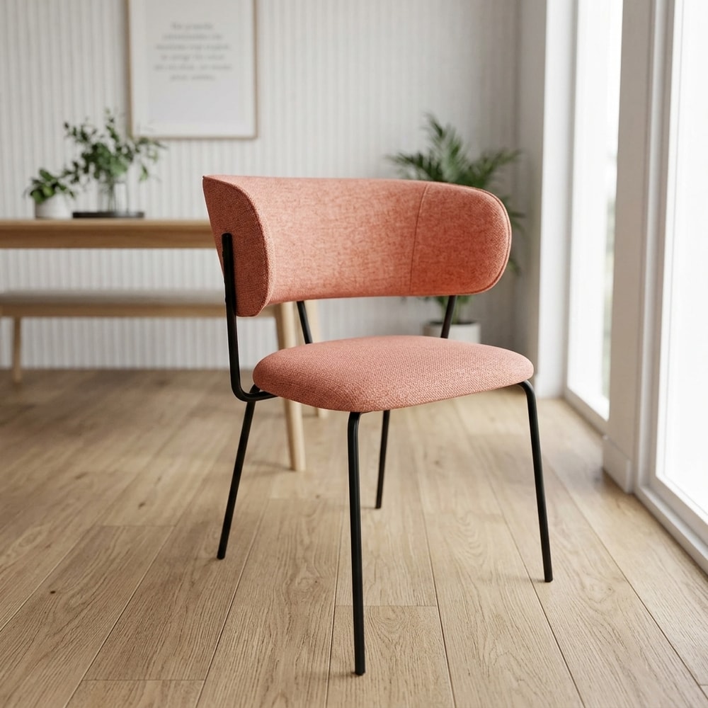 Silla tapizada rosa con patas de metal negro