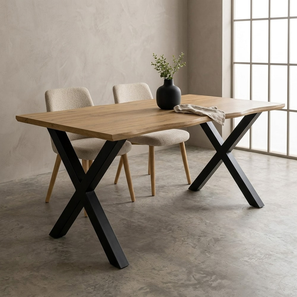 Mesa de comedor industrial con patas en X negra