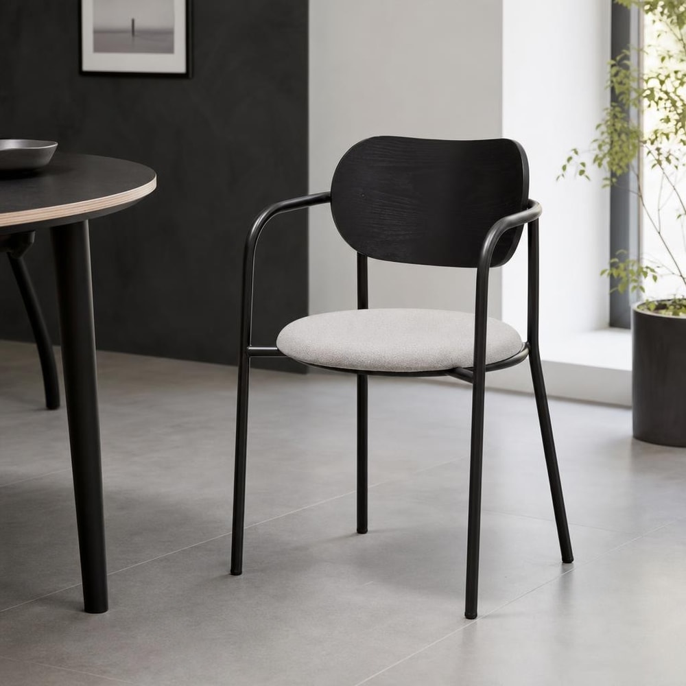 Silla de comedor negra con brazos