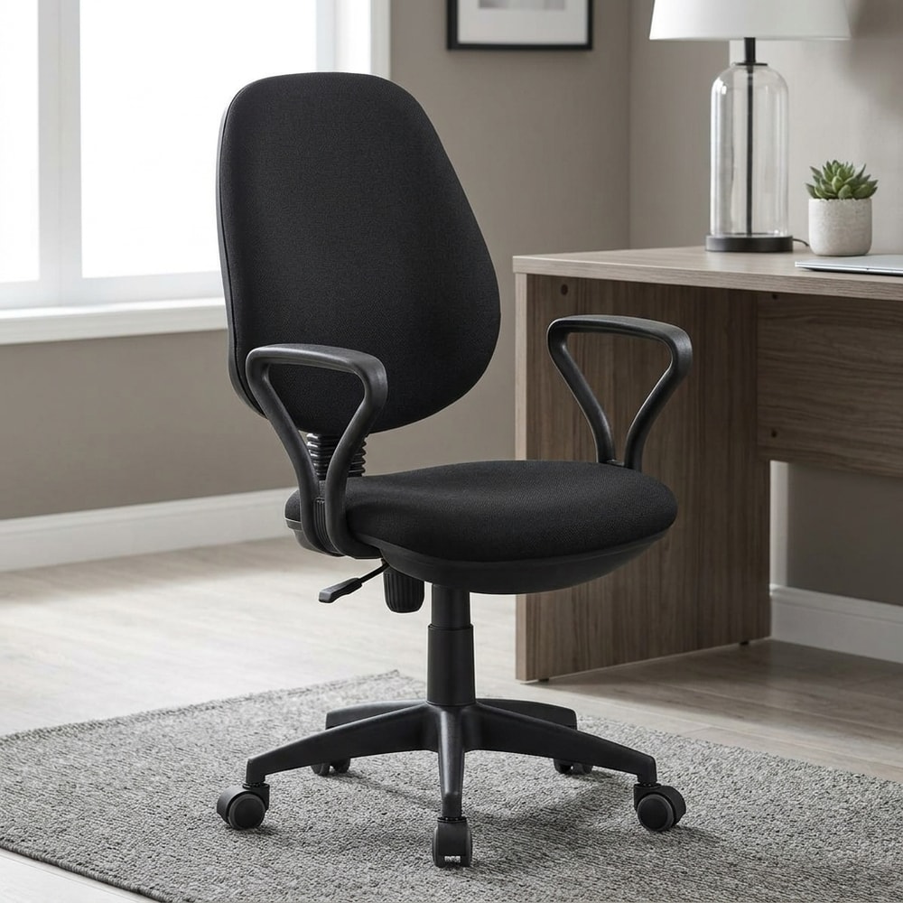 Silla de oficina ergonómica negra con brazos