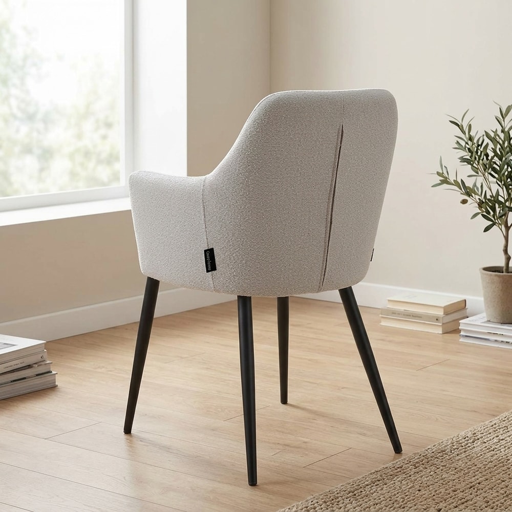 Sillón tapizado gris con patas metálicas negras