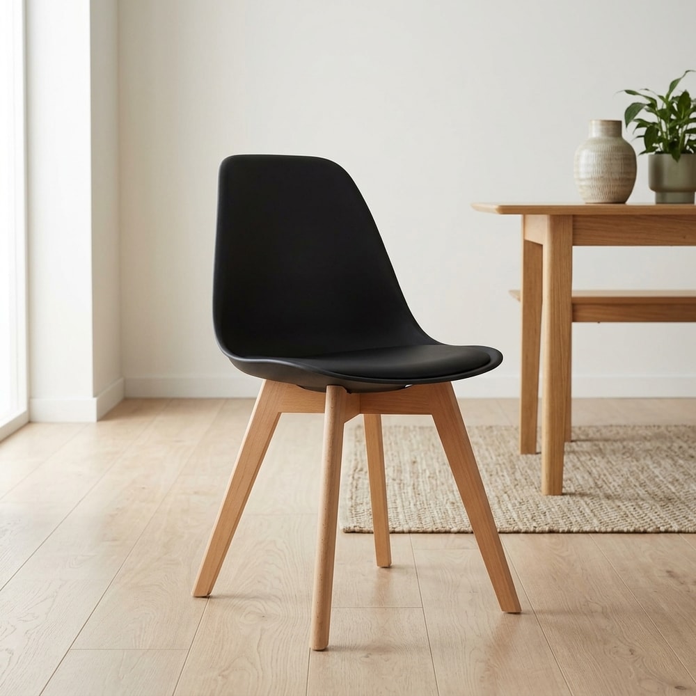 Silla nórdica negra con patas de madera