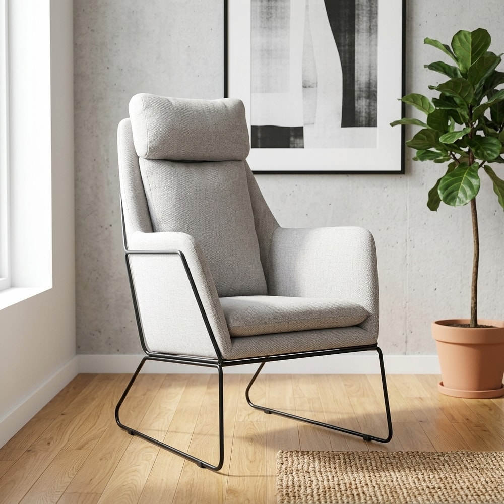 Butaca tapizada beige con estructura metálica