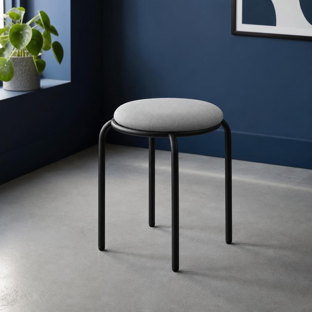 Taburete bajo negro con asiento acolchado