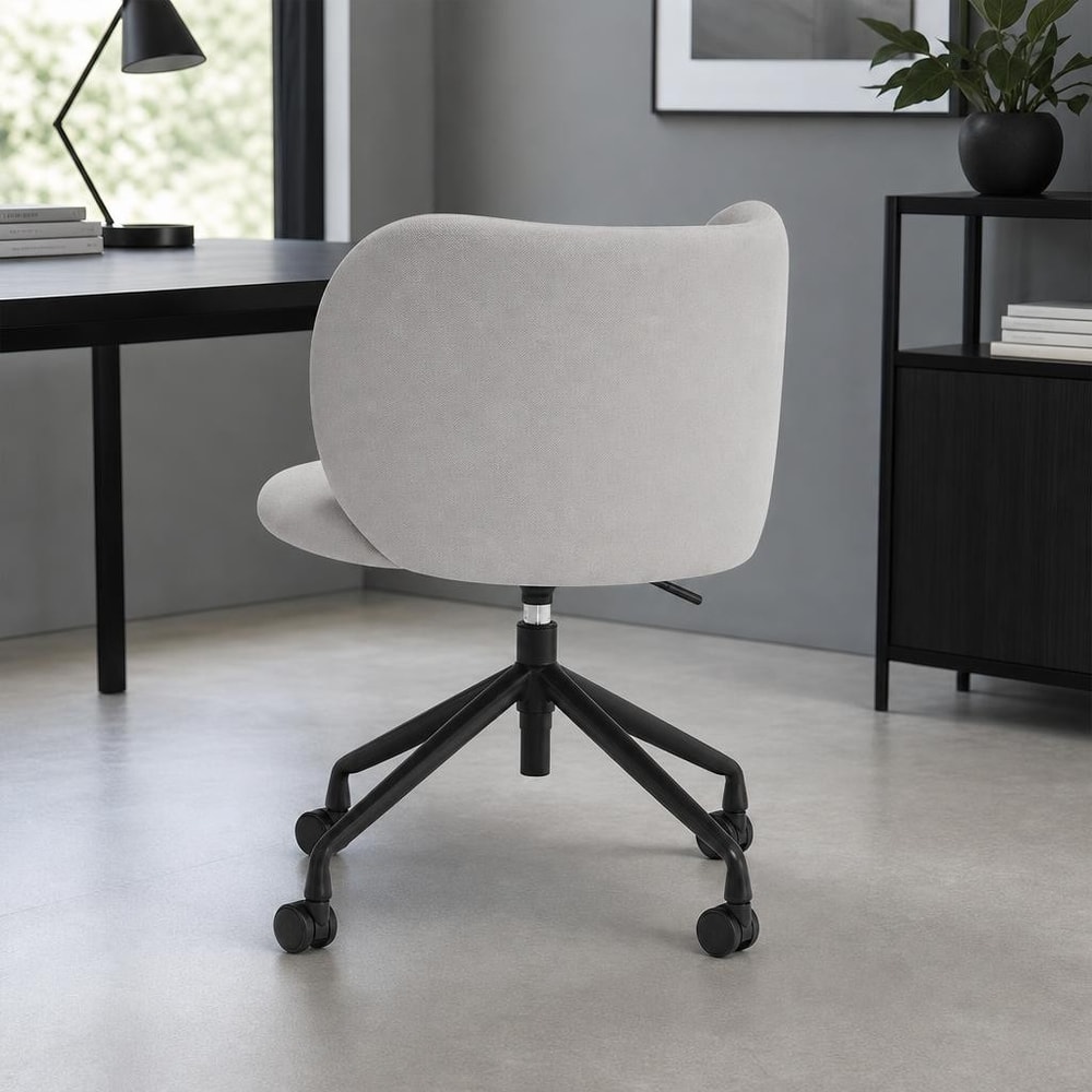 Silla de despacho gris con ruedas