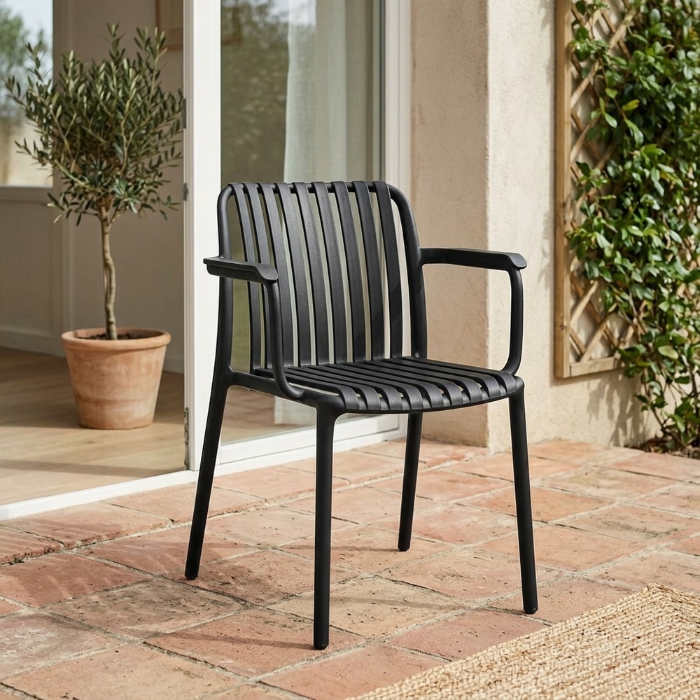 Silla exterior apilable con reposabrazos negra