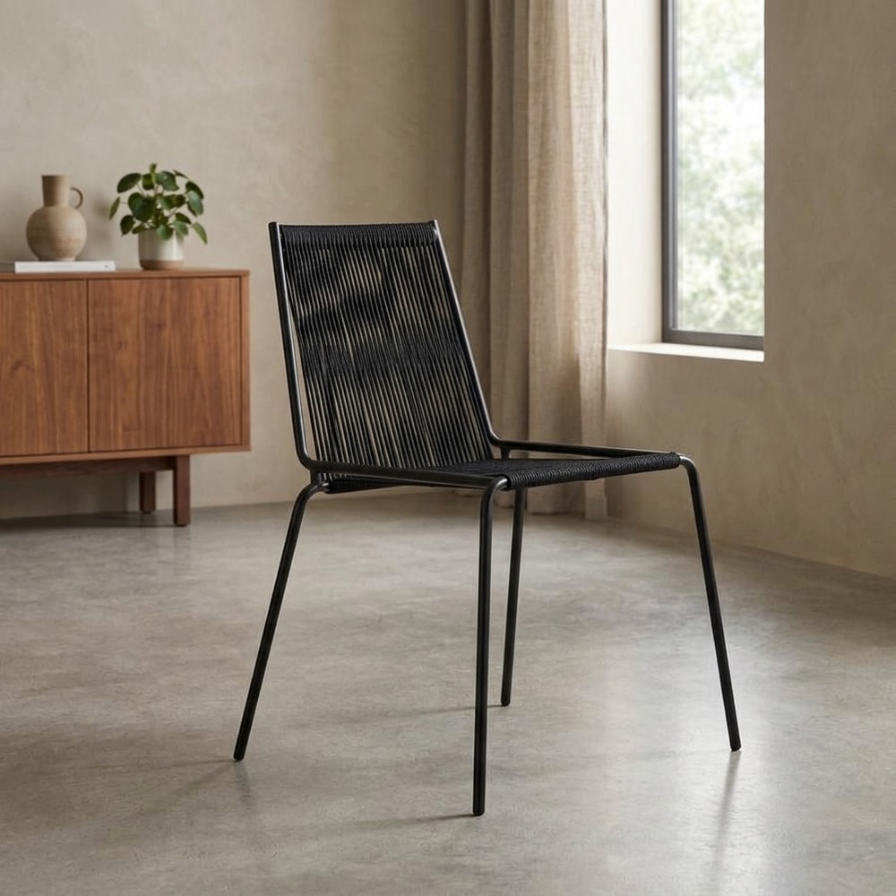 Silla de exterior negra con diseño de cuerda