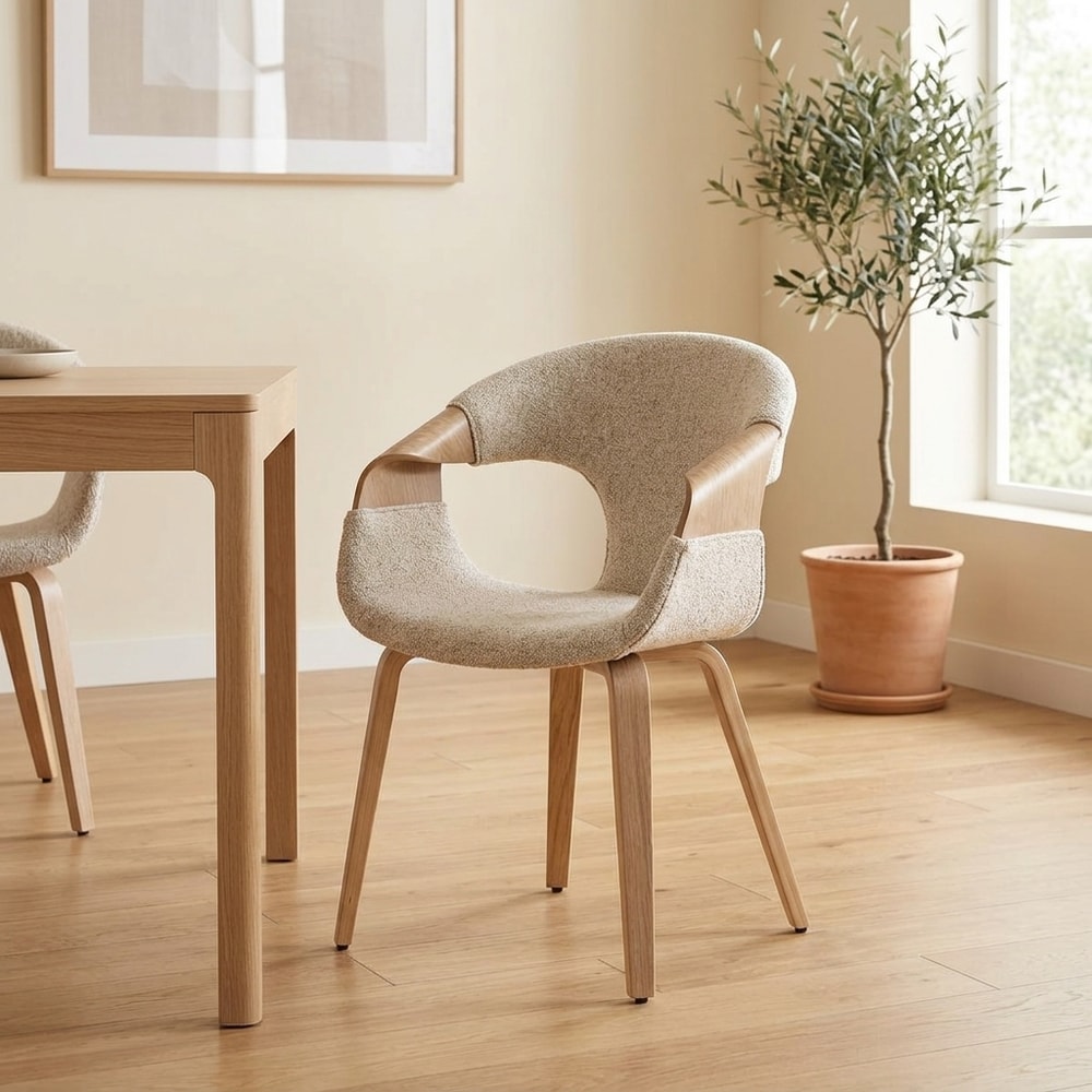 Silla tapizada beige con detalles en madera