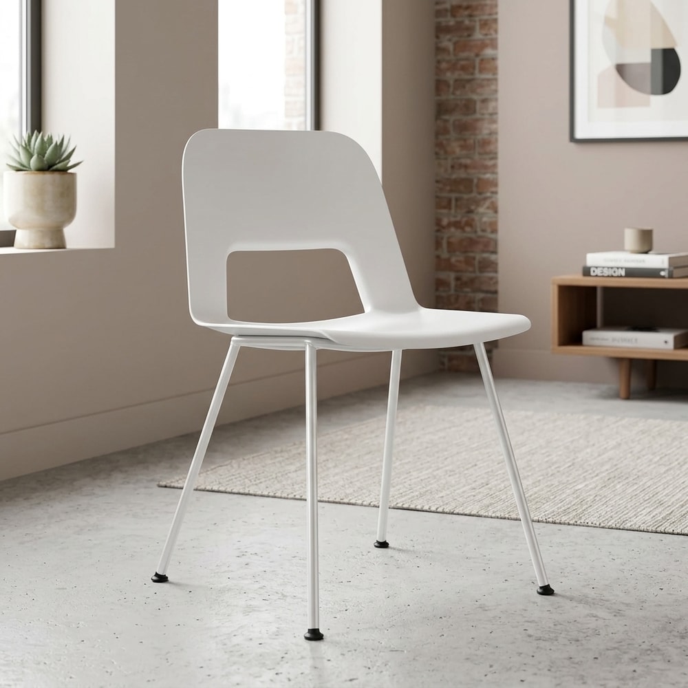 Silla de exterior blanca con patas metálicas