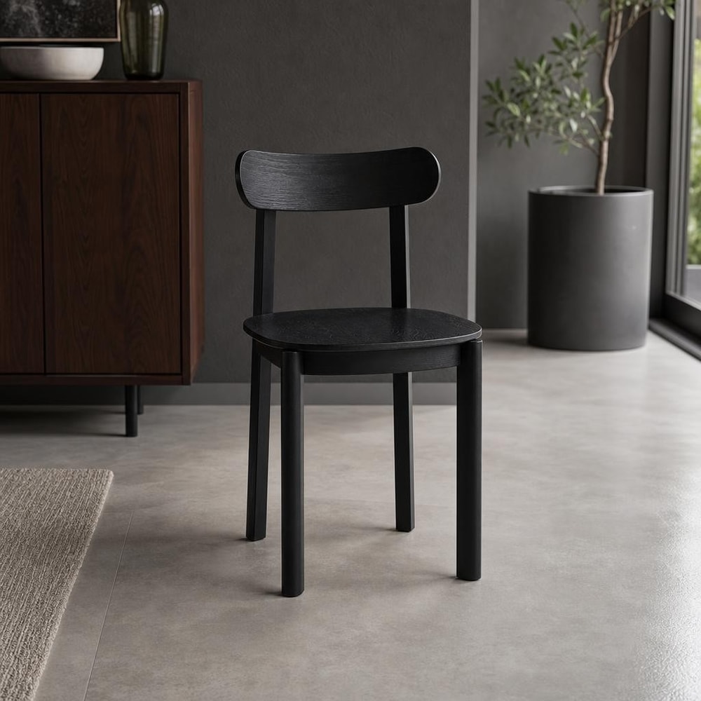 Silla de comedor negra con respaldo curvo