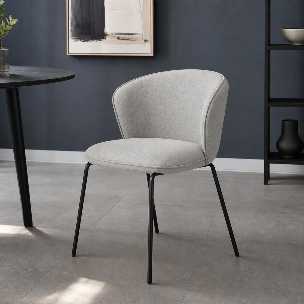 Silla tapizada gris con respaldo envolvente