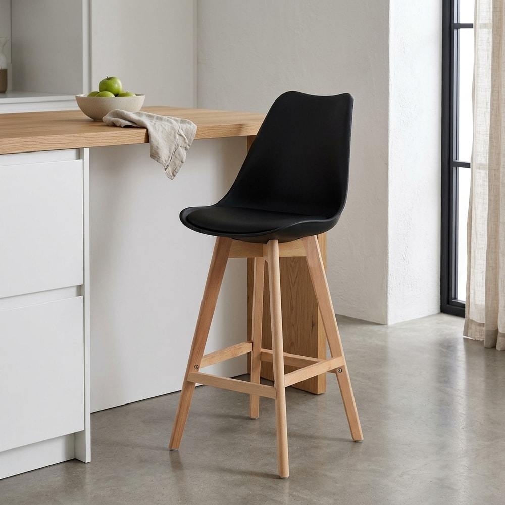 Taburete de diseño negro con patas de madera