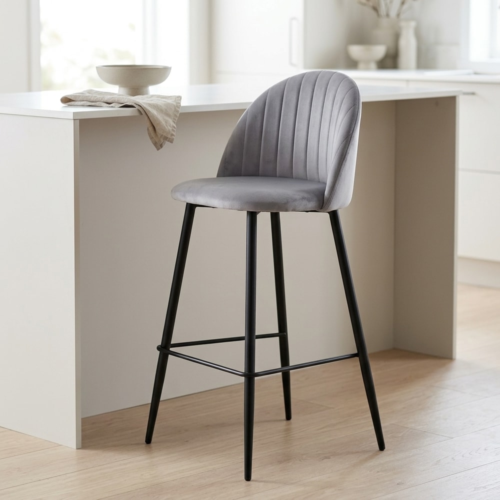 Taburete alto de terciopelo gris con patas negras