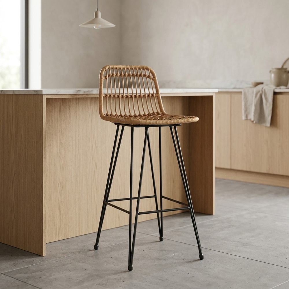 Taburete alto de ratán beige y base metálica