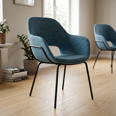Silla de comedor tapizada azul con reposabrazos