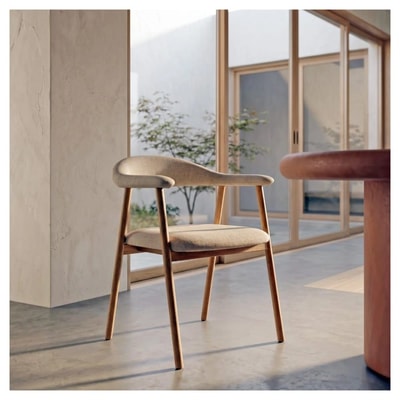 Silla de comedor con brazos tapizada en crema y patas acabado madera beige