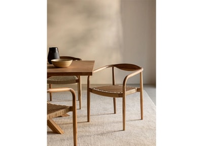Silla de comedor con reposabrazos en madera de acacia y cuerda trenzada Mallory