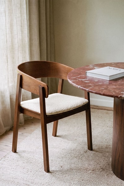 Silla de comedor con reposabrazos en madera de roble Olsen beige