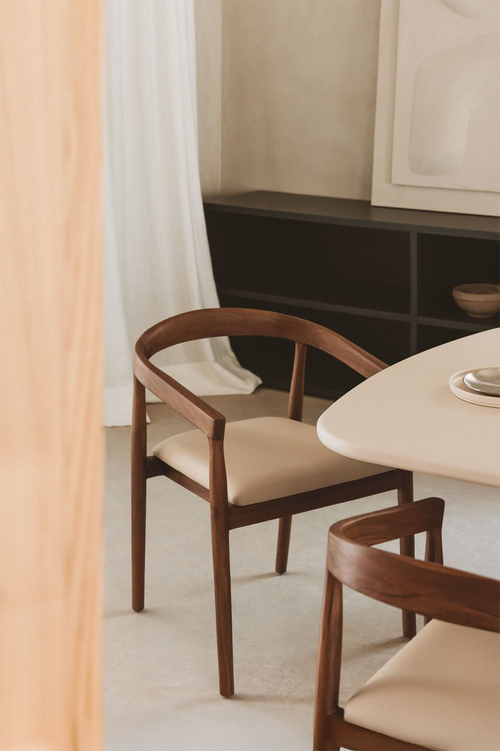 Silla de comedor con reposabrazos en madera de teca y piel Visby marrón