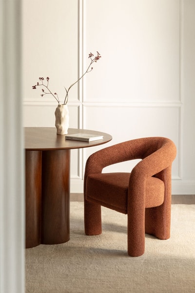 Silla de comedor con reposabrazos tapizada Greca