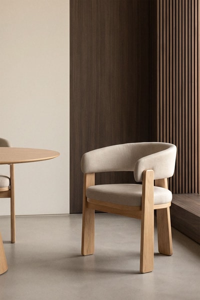 Silla de comedor con reposabrazos tapizada y en madera de roble Carbalis beige