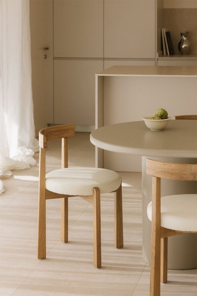 Silla de comedor en madera de roble y tapizada Manila beige
