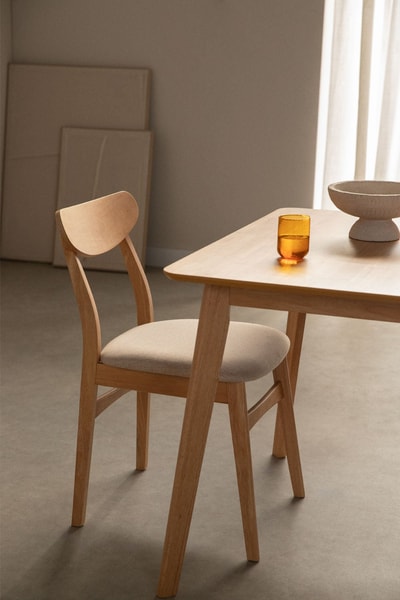 Silla de comedor tapizada en tela y en madera Cloda