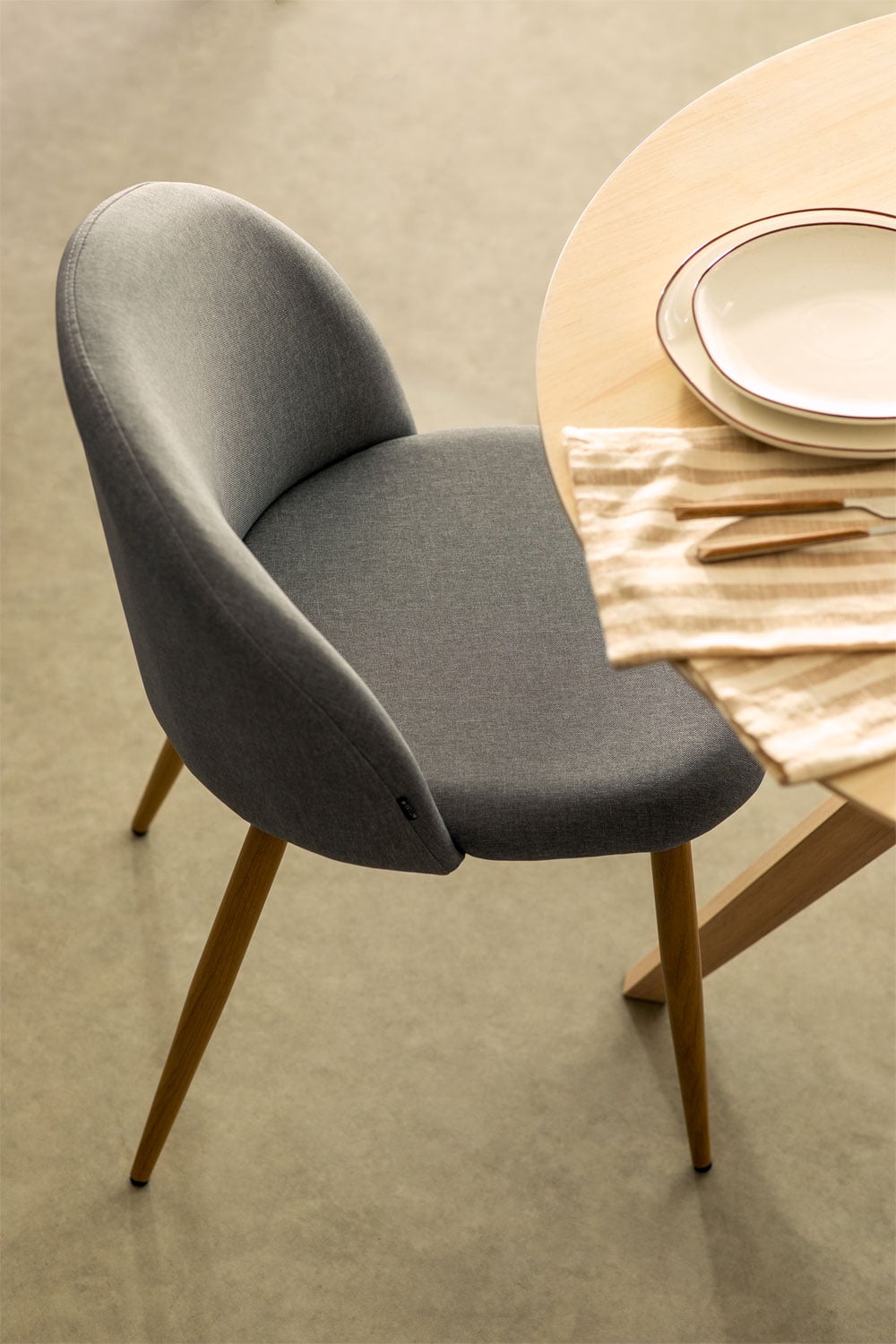 Silla de comedor tapizada y en acero Kana