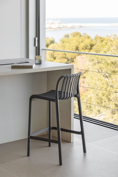 Taburete alto 65 cm apilable en polipropileno gris grafito Wendell