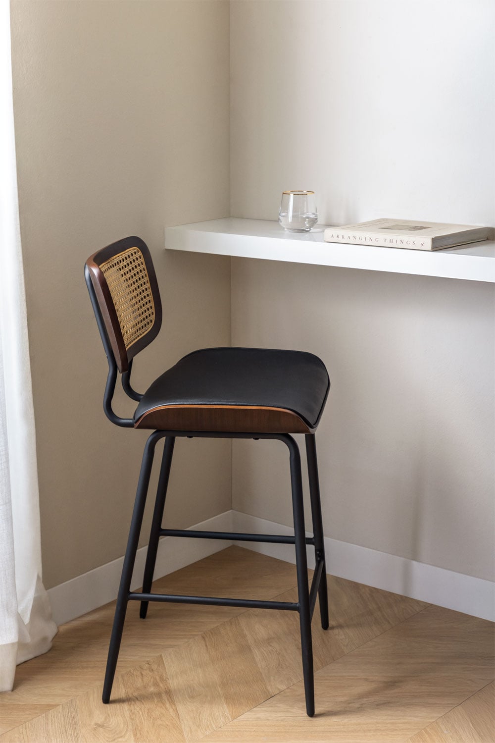 Taburete alto 65 cm en madera oscura, ratán y polipiel negra Raysa