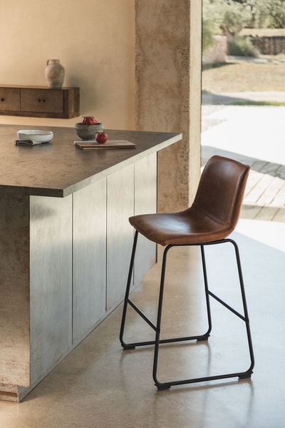 Taburete alto 65 cm tapizado en polipiel camel vintage Ody beige