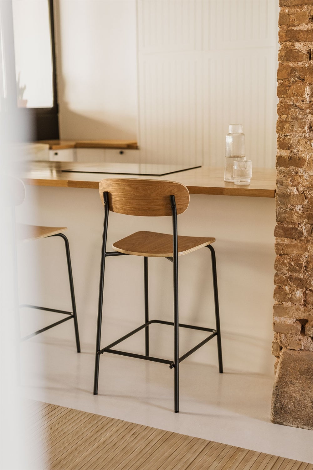 Taburete alto 65cm en hierro negro y madera acabado natural Wilpier