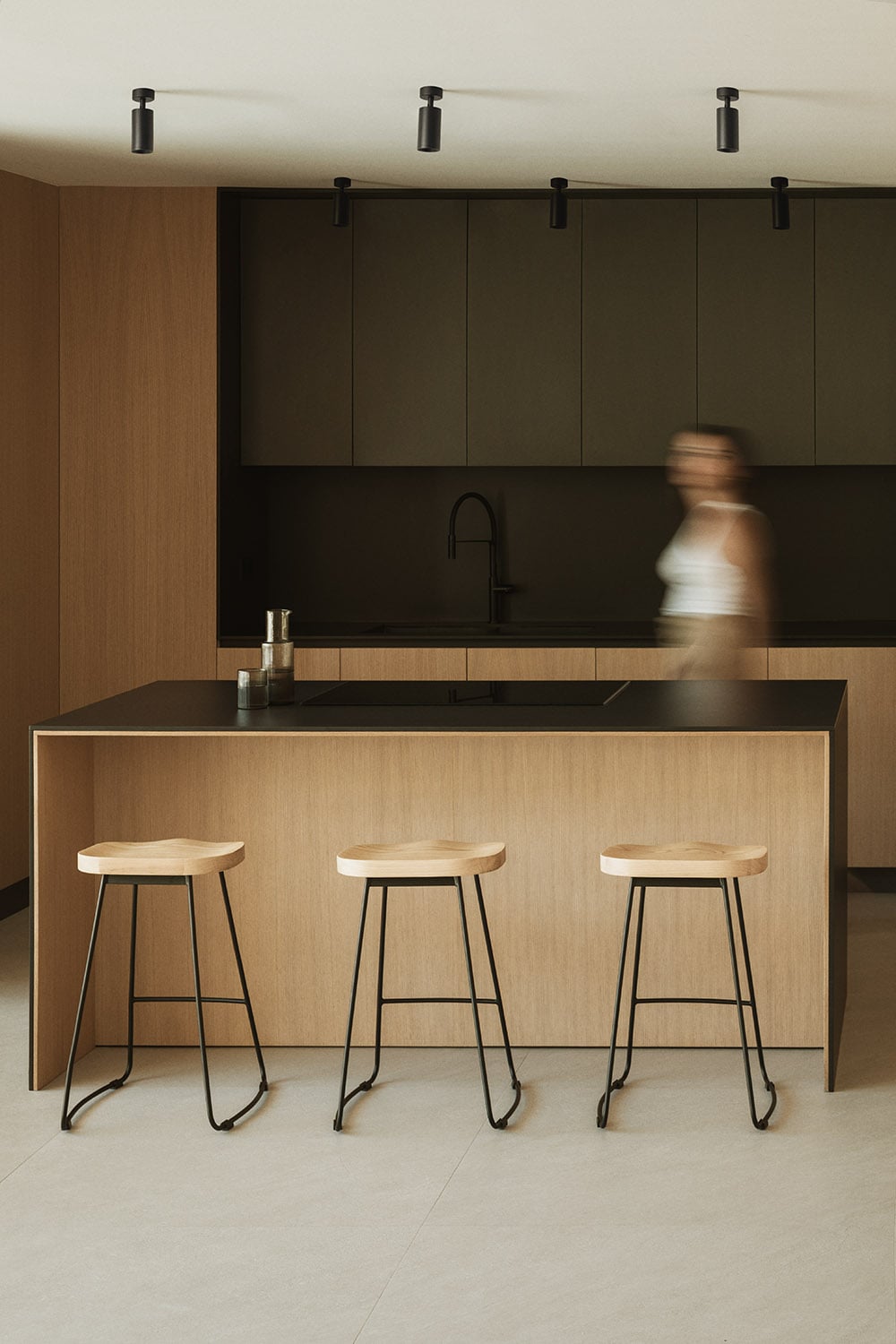 Taburete alto 75 cm en acero negro y madera de olmo Neicol
