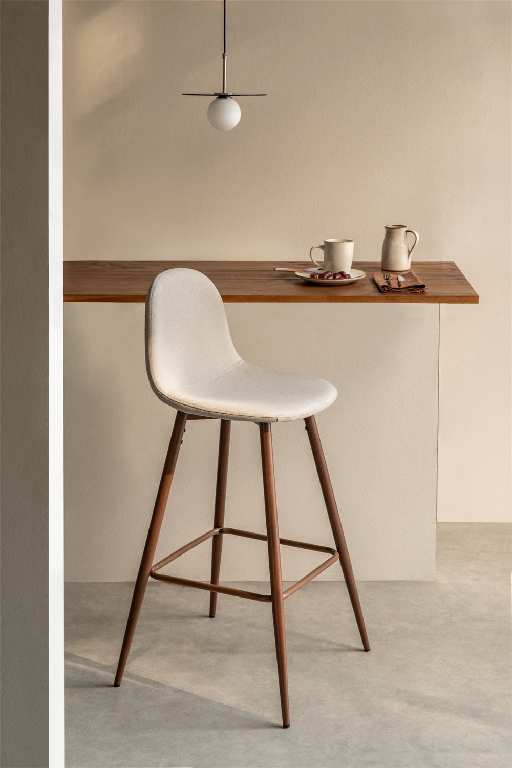 Taburete alto 75 cm en tela beige crema y patas acabado madera oscura Glamm