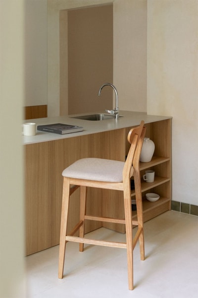 Taburete alto 75 cm en tela beige lino y madera acabado natural Cloda