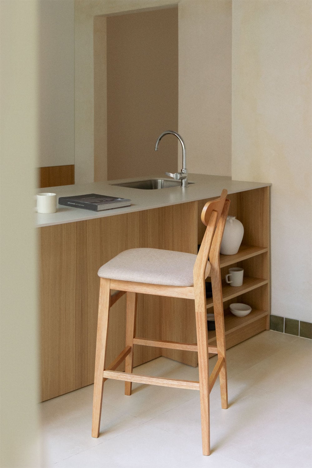 Taburete alto 75 cm en tela beige lino y madera acabado natural Cloda