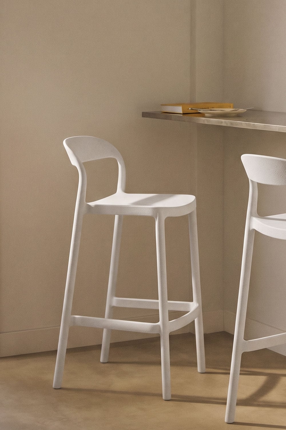 Taburete alto apilable en polipropileno Brenza