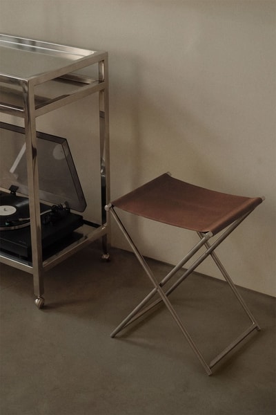 Taburete bajo 50 cm plegable en piel y acero inoxidable Dravena
